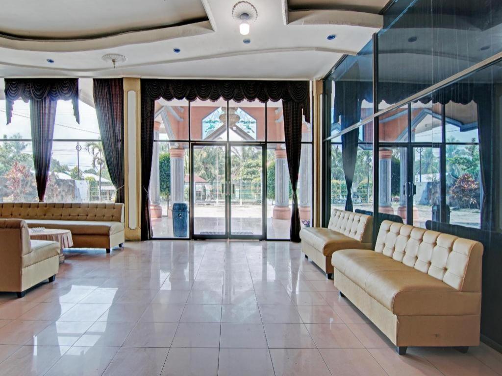 Oyo 92551 Netra Hotel Ujunbatu Exteriör bild
