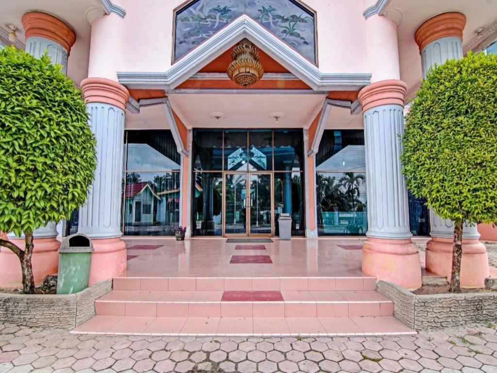Oyo 92551 Netra Hotel Ujunbatu Exteriör bild
